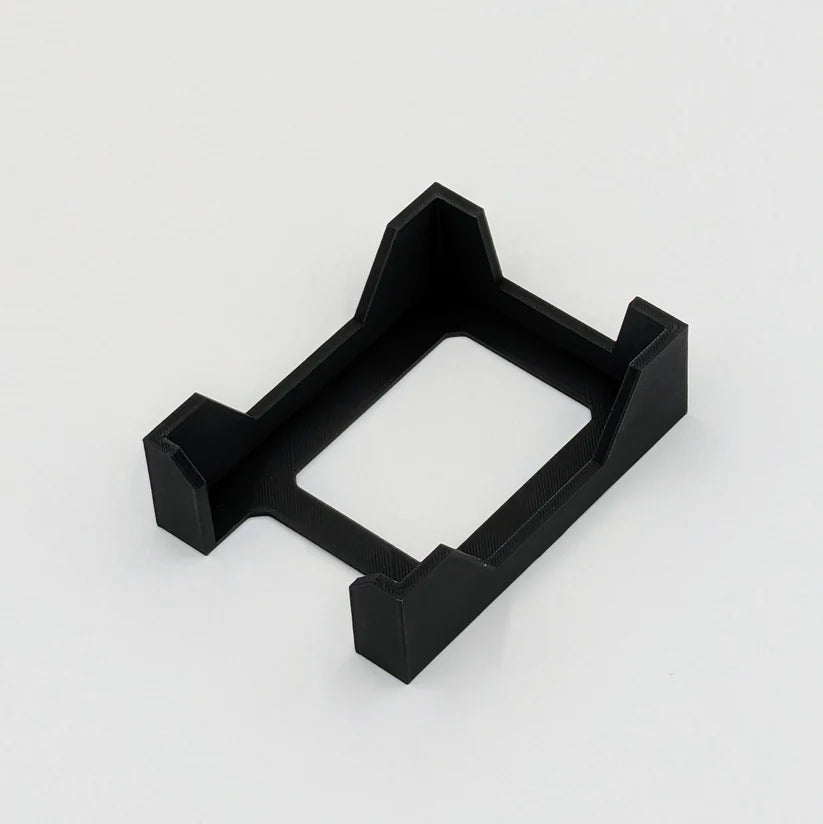 Der TrayConnect - Kartenstapelhalter von 3D-Inset ist ein schwarzer, rechteckiger 3D-gedruckter Kunststoffhalter mit erhöhten Seiten und offenen Enden für effizientes Deckmanagement, abgebildet auf einem schlichten weißen Hintergrund.