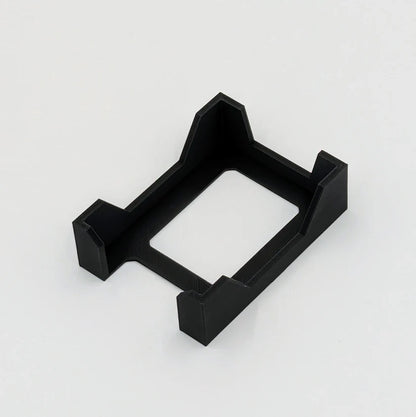 Der TrayConnect - Kartenstapelhalter von 3D-Inset ist ein schwarzer, rechteckiger 3D-gedruckter Kunststoffhalter mit erhöhten Seiten und offenen Enden für effizientes Deckmanagement, abgebildet auf einem schlichten weißen Hintergrund.