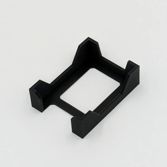 Der TrayConnect - Kartenstapelhalter von 3D-Inset ist ein schwarzer, rechteckiger 3D-gedruckter Kunststoffhalter mit erhöhten Seiten und offenen Enden für effizientes Deckmanagement, abgebildet auf einem schlichten weißen Hintergrund.