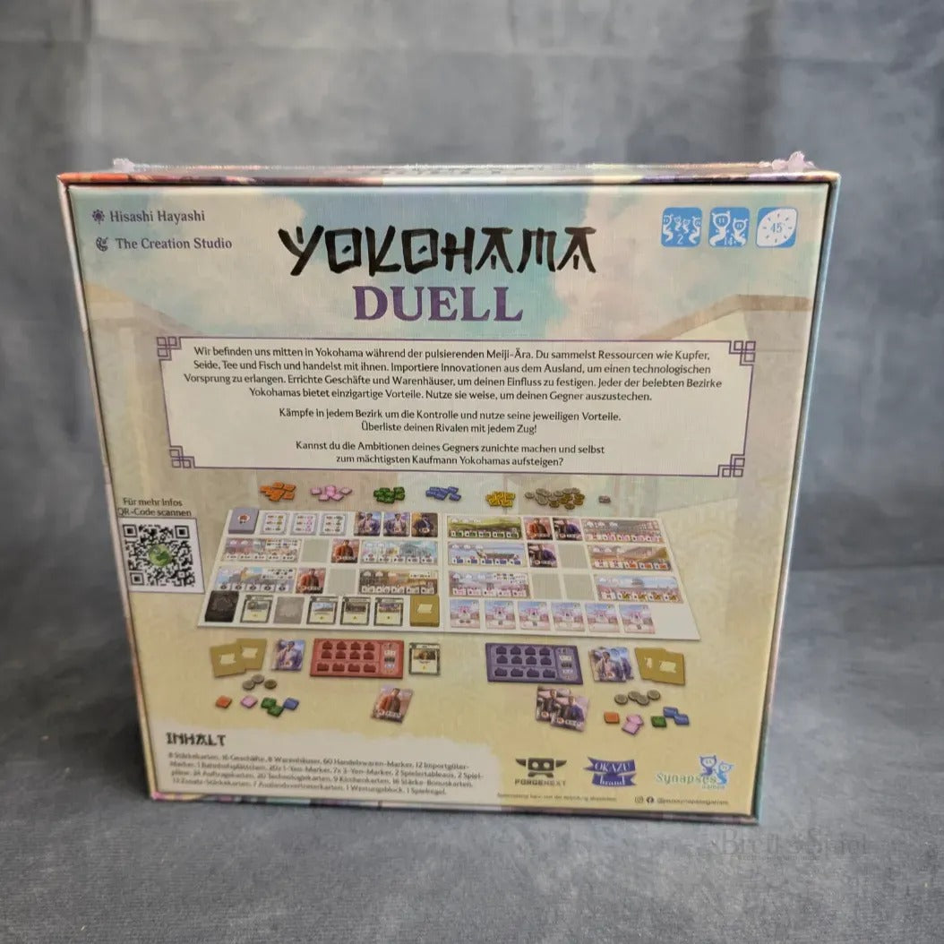 Rückseite der Yokohama: Duell-Box von Synapses Games mit Spielmaterial, Aufbaufotos und deutscher Beschreibung - strategisches Handelsspiel aus der Meiji-Ära. Logos und Credits oben/unten, Box auf grauer Fläche.