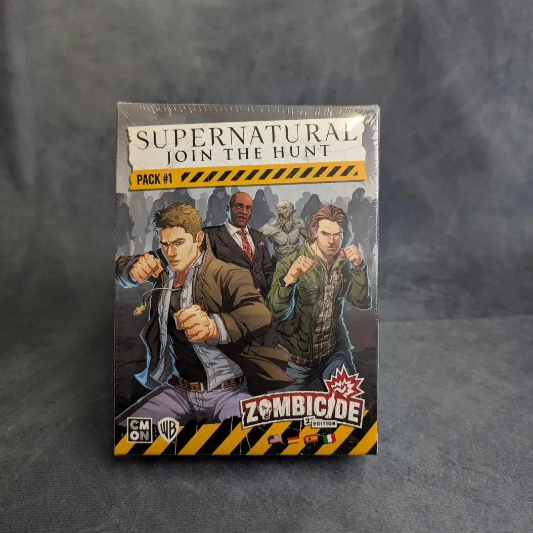 Eine versiegelte Zombicide 2. Edition - Supernatural: Join the Hunt Pack 1 von Asmodee, mit illustrierten Figuren in Actionpose auf grauem Hintergrund. Die Schachtel zeigt CMON und Warner Bros.-Logos.