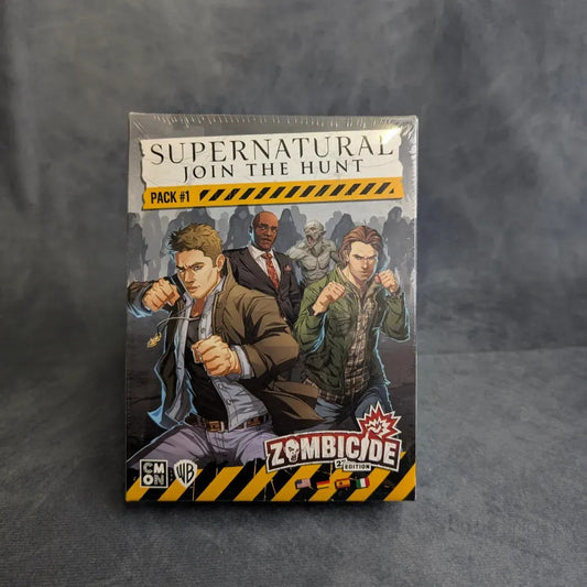 Eine versiegelte Zombicide 2. Edition - Supernatural: Join the Hunt Pack 1 von Asmodee, mit illustrierten Figuren in Actionpose auf grauem Hintergrund. Die Schachtel zeigt CMON und Warner Bros.-Logos.