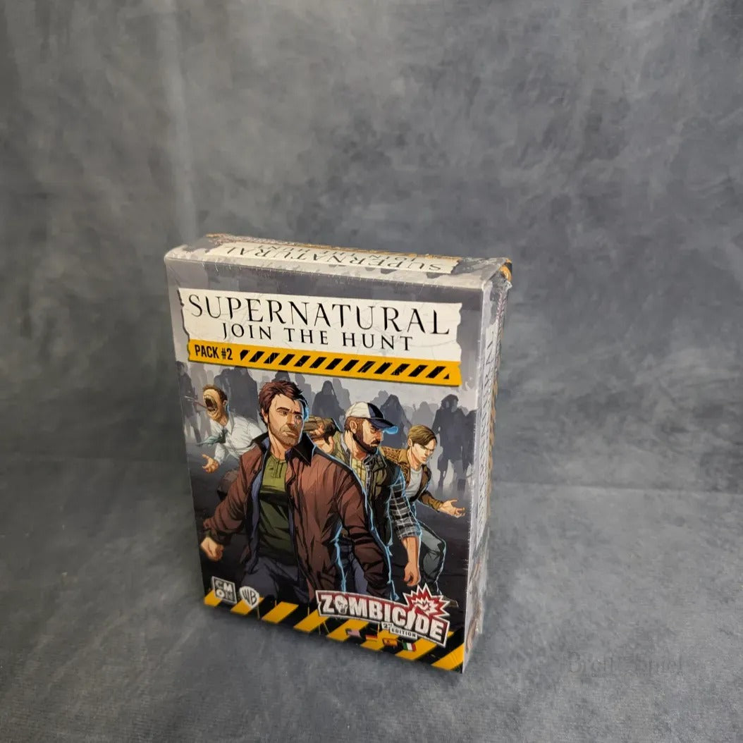 Die Asmodee Zombicide 2. Edition - Supernatural: Join the Hunt Pack 2 Box-Set zeigt auf der Vorderseite illustrierte Charaktere und thematische Miniaturen aus der Serie, die vor einem grauen Hintergrund dargestellt werden.