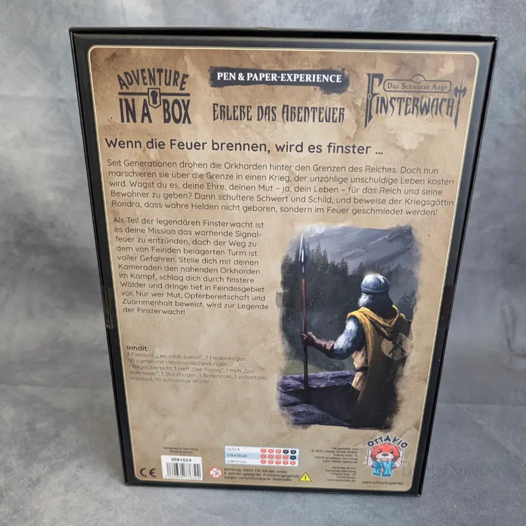 Die Rückseite von Adventure in a Box: Finsterwacht von Ulisses Spiele GmbH ist ein speerschwingender Ritter vor einem nebligen Wald abgebildet. Beschreibende Texte und Logos - darunter auch der rote Drache - unterstreichen diese stimmungsvolle Rollenspielbox.