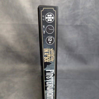 Das Rückgrat des Brettspiels "Abenteuer in der Kiste: Finsterwacht" von Ulisses Spiele GmbH, ein kooperatives Spiel für 3-7 Spieler, 90-180 Minuten Spielzeit, ab 12 Jahren.