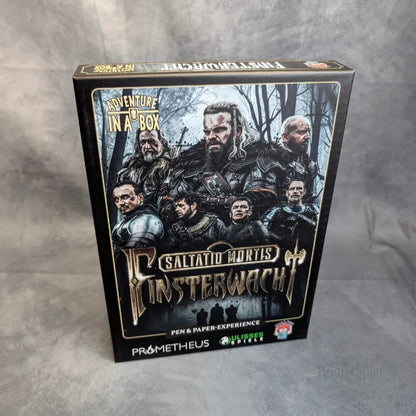 Abenteuer in einer Box: Finsterwacht von Ulisses Spiele GmbH zeigt gepanzerte Helden in einem nebligen, dunklen Wald. Tauchen Sie ein in ein spannendes Pen & Paper-Erlebnis und Rollenspiel-Abenteuer mit dieser aufregenden Tabletop-Spielbox.