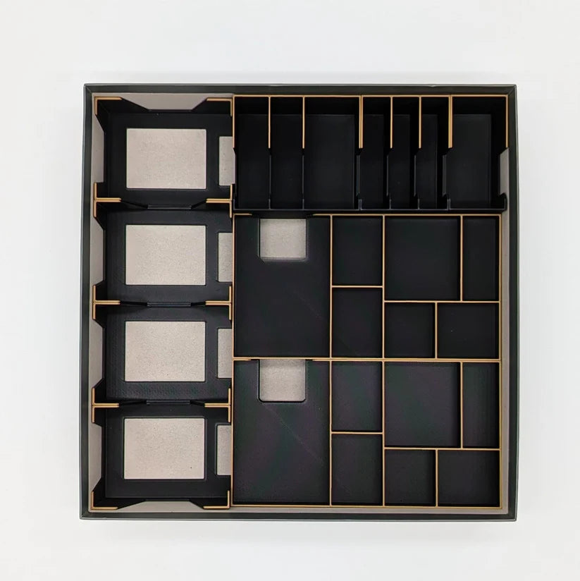 Der Dune Imperium Insert von 3D-Inset ist ein quadratischer Organizer mit mehreren schwarzen und hellbraunen Holzfächern in verschiedenen Größen, in denen Karten, Spielsteine und Spielkomponenten für eine optimale Organisation der Spielbox untergebracht werden können (von oben).