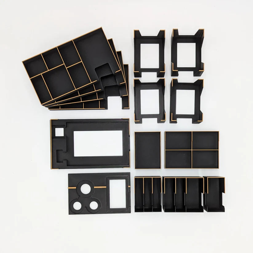 Das Dune Imperium Insert von 3D-Inset besteht aus schwarzen, lasergeschnittenen Holzteilen mit hellbraunen Kanten, die übersichtlich angeordnet sind und in Größe und Form variieren - perfekt für die Organisation der Spielbox. Enthält Rechtecke, Quadrate und Abschnitte mit runden Ausschnitten.