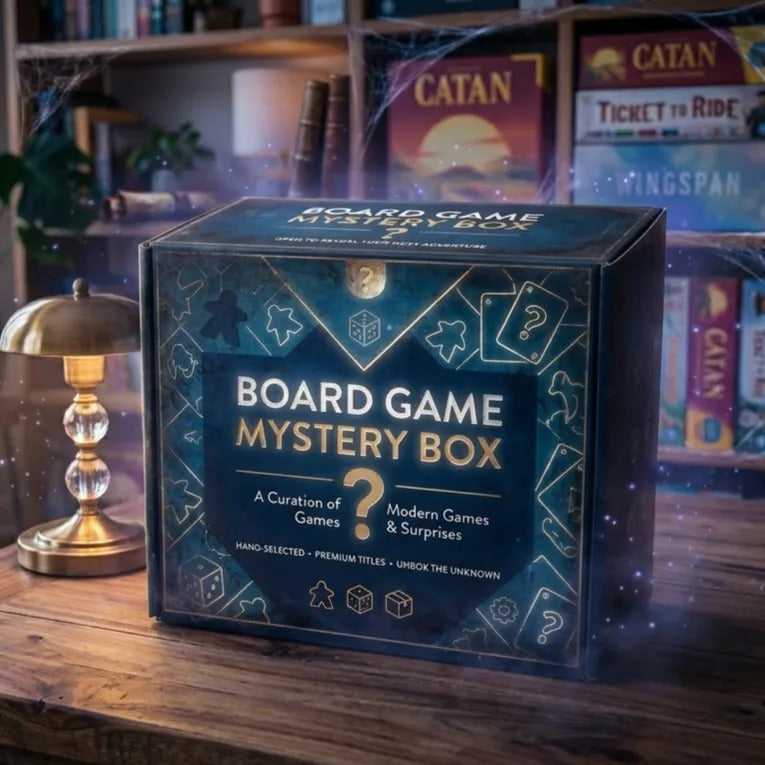 Eine Brett&Spiel Mystery Boxen "Einsteiger" steht auf einem Holztisch neben einer alten Lampe, umgeben von hochwertigen Gesellschaftsspielen aus dem Spiele Lagerabverkauf. Die Box leuchtet geheimnisvoll und verspricht spannende Überraschungen im Inneren.