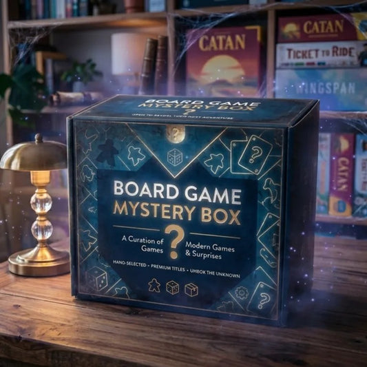 Eine Brett&Spiel Mystery Boxen "Einsteiger" steht auf einem Holztisch neben einer alten Lampe, umgeben von hochwertigen Gesellschaftsspielen aus dem Spiele Lagerabverkauf. Die Box leuchtet geheimnisvoll und verspricht spannende Überraschungen im Inneren.