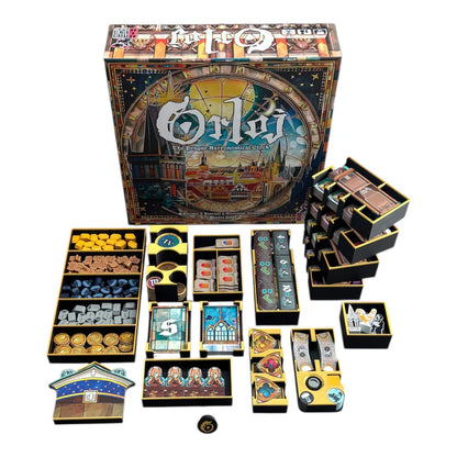 Der Orloj-Einsatz von 3D-Inset wird im Inneren der Orléans-Brettspielschachtel gezeigt, mit 3D-gedruckten Aufbewahrungsfächern, die Plättchen, Münzen, Figuren, Karten und lebendige Spielkomponenten ordentlich organisieren.