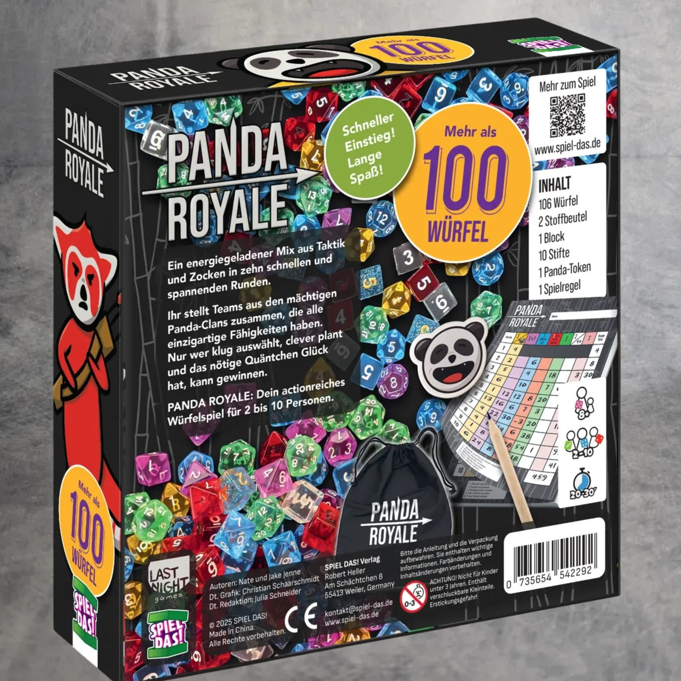 Die Rückseite der farbenfrohen Panda Royal-Schachtel von Spiel Das! zeigt einen Stapel bunter Würfel, einen schwarzen Beutel mit Kordelzug, Spielfiguren und einen Cartoon-Panda mit dem Hinweis, dass dieses Spiel über 100 Würfel enthält.
