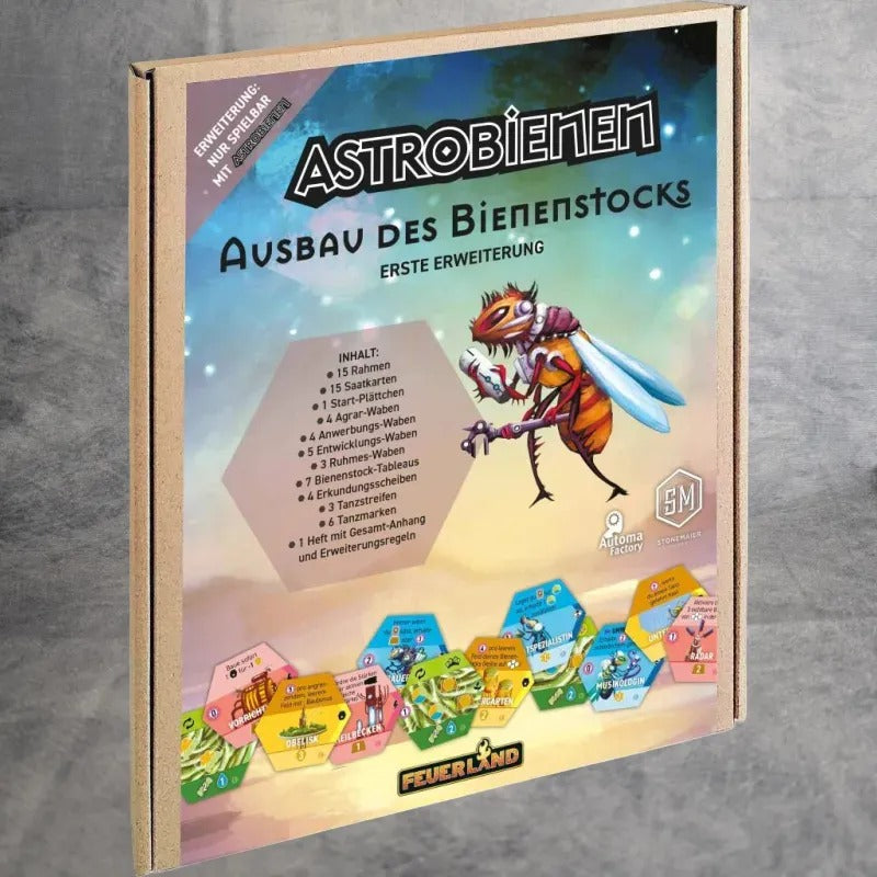 Astrobienen - Ausbau des Bienenstocks von Feuerland Spiele ist eine Erweiterungsbox mit einer illustrierten Weltraumbiene, farbenfrohen sechseckigen Plättchen und einem Vorbestellungsaufkleber in der unteren linken Ecke.