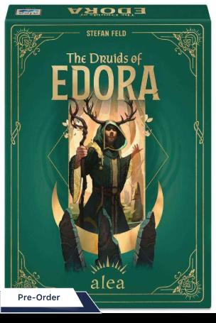 Das Cover der Box The Druids of Edora von Pegasus Spiele zeigt eine Kapuzenfigur in grünem Gewand mit Geweih und Stab zwischen zwei Steinsäulen, umrahmt von goldenen Motiven auf einem satten keltischen Waldgrün als Hintergrund.