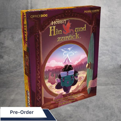 Die Asmodee-Brettspielschachtel für "Der Hobbit: Hin und zurück" zeigt einen illustrierten Hobbit mit Rucksack an einer Tür, der in einer malerischen Fantasy-Landschaft auf Berge und einen Drachen blickt.