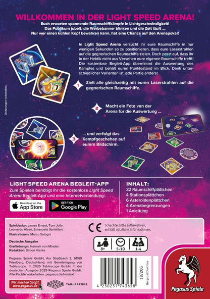 Die farbenfrohe Light Speed Arena Schachtel von Pegasus Spiele präsentiert das Weltraumschlacht-Thema mit Karten, Spielsteinen und Anleitung. Auf der Rückseite finden sich deutsche Texte, App-Download-Symbole, das Pegasus Spiele-Logo und Details zur Scan&Play-Technologie.