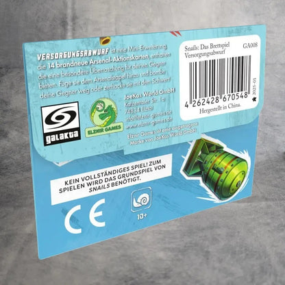 Eine deutsche Erweiterungskarte für Snails: Das Brettspiel + Versorgungsabwurf Erweiterung von JoeKas World GmbH, mit grüner Tonnen-Illustration, Logos, Barcode und Aktions-Programmier-Mechanismus, ab 10 Jahren.
