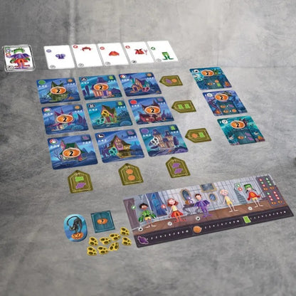 Tricky Treats von JoeKas World GmbH ist ein Brettspielset mit illustrierten Karten, Spielsteinen und einem Hauptbrett mit Cartoon-Figuren, bunten Häusern und Halloween-Symbolen, die alle auf einer grauen Oberfläche angeordnet sind.