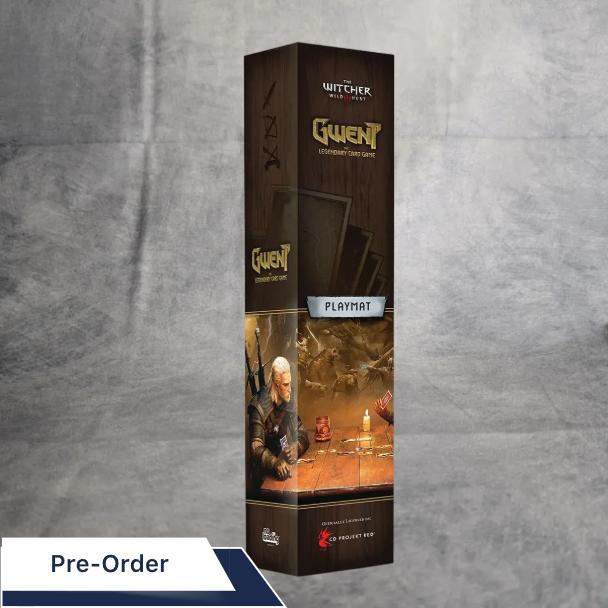 Eine hohe, rechteckige Asmodee Gwent: Spielmatten-Box steht aufrecht auf einer grauen Fläche und zeigt Geralt mit Karten und den Worten "Playmat" und "Neopren Spielmatte" auf der Vorderseite.