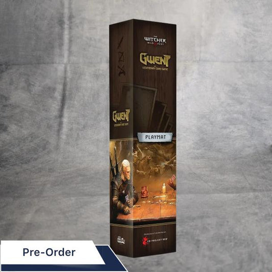Eine hohe, rechteckige Asmodee Gwent: Spielmatten-Box steht aufrecht auf einer grauen Fläche und zeigt Geralt mit Karten und den Worten "Playmat" und "Neopren Spielmatte" auf der Vorderseite.