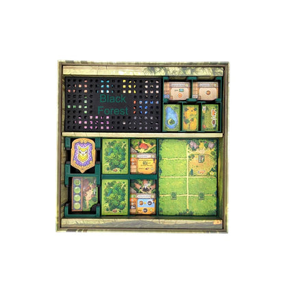 Draufsicht auf ein ordentlich organisiertes Black Forest Insert von 3D-Inset, das Karten, Spielsteine und Spielkomponenten in separaten Fächern innerhalb der Brettspielbox zeigt.