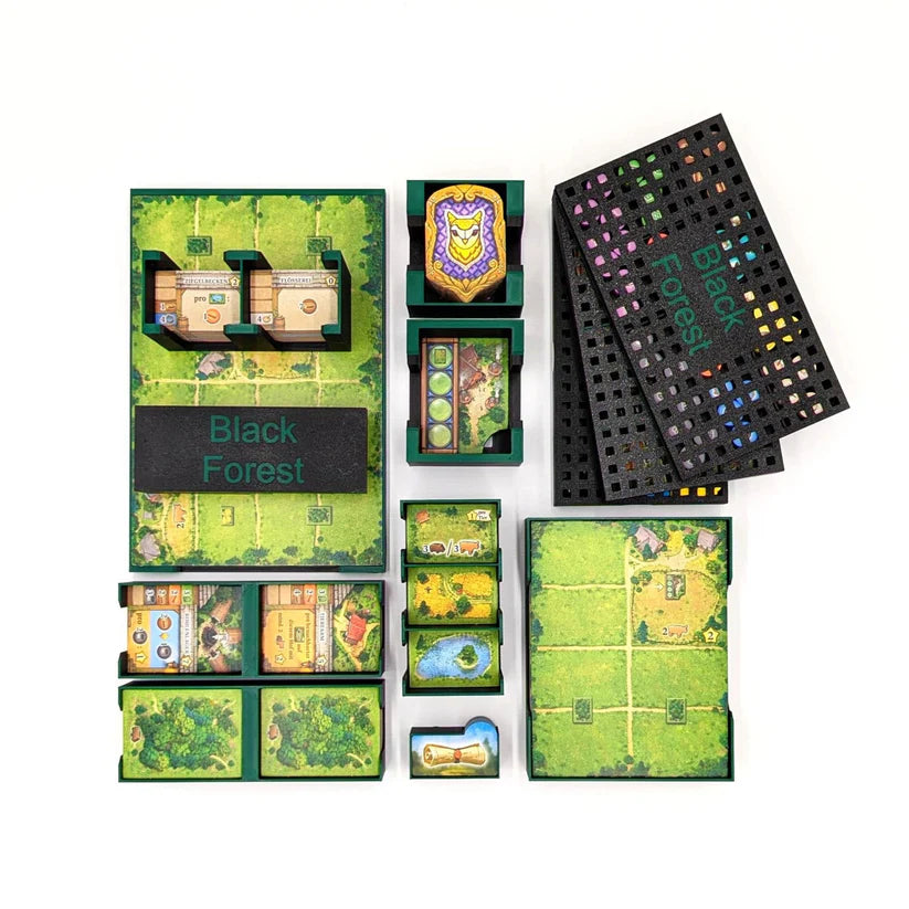 Mit dem Black Forest Insert von 3D-Inset lassen sich Karten, Plättchen, Spielsteine und Spielbretter mit einem Waldmotiv übersichtlich organisieren. Zwei schwarze perforierte Deckel mit bunten Markierungen sind ebenfalls enthalten.