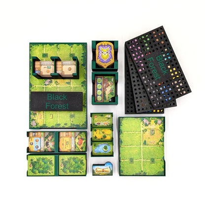 Mit dem Black Forest Insert von 3D-Inset lassen sich Karten, Plättchen, Spielsteine und Spielbretter mit einem Waldmotiv übersichtlich organisieren. Zwei schwarze perforierte Deckel mit bunten Markierungen sind ebenfalls enthalten.