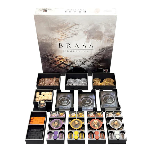 Schachtel des Brettspiels Brass: Birmingham mit abgenommenem Deckel, der den 3D-Inset Brass Birmingham Einsatz zeigt, der Karten, Plättchen, Münzen, Holzteile und andere Spielkomponenten übersichtlich in separaten Fächern anordnet.