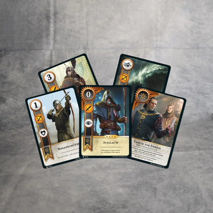 Fünf illustrierte Spielkarten aus Gwent: Das legendäre Kartenspiel von No Loading Games sind auf einer grauen Oberfläche abgebildet und zeigen detaillierte Fantasy-Charaktere, Symbole und Texte, die an den reichhaltigen Kunststil des The Witcher-Universums erinnern.