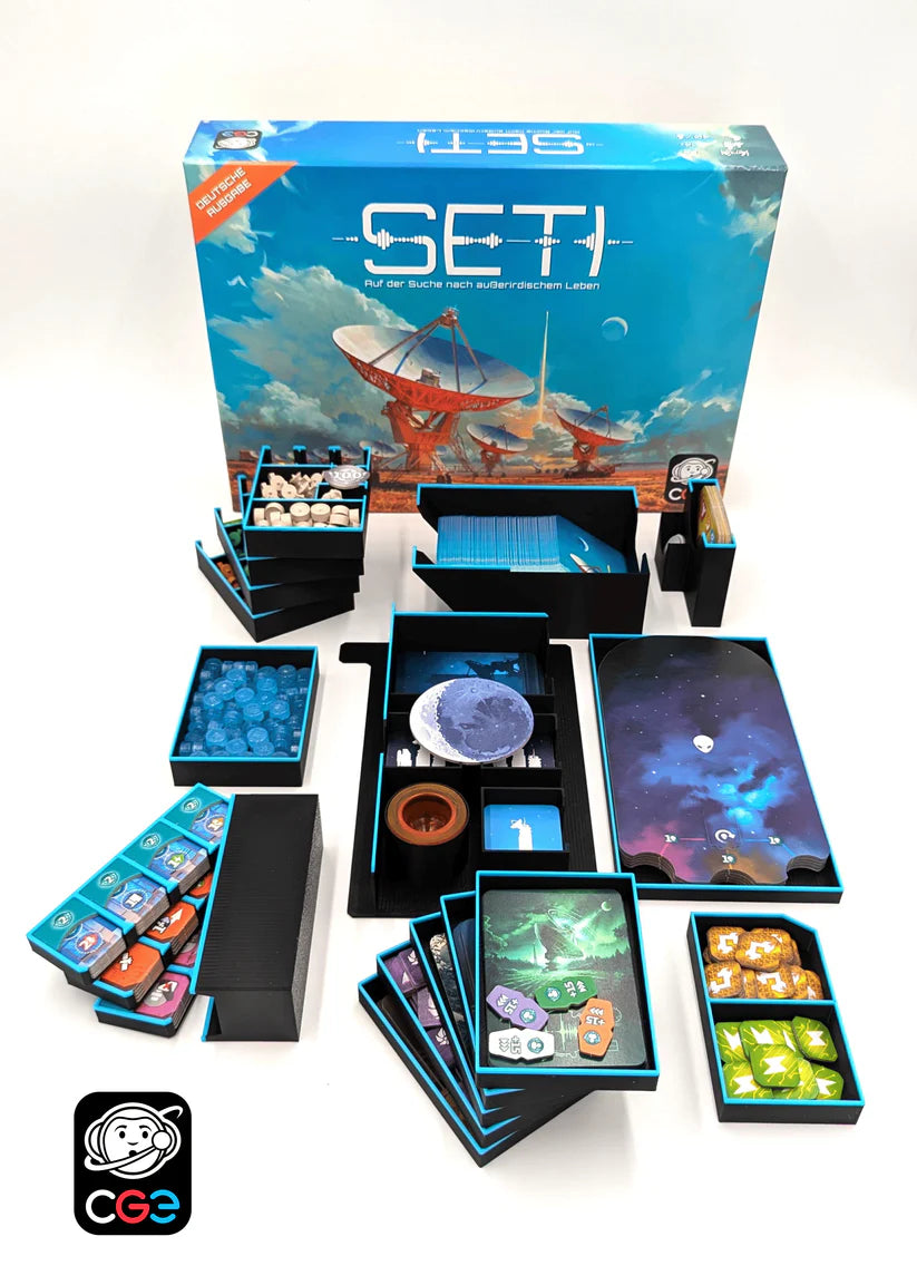 Das Brettspiel "SETI" wird mit seiner Schachtel gezeigt, die Satellitenschüsseln unter einem blauen Himmel zeigt. Spielfiguren und Karten sind im 3D-Inset SETI Insert unterhalb der Schachtel angeordnet. In der Ecke ist das CGE-Logo zu sehen.